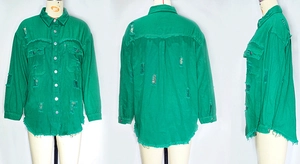 Detail der grünen Used-Look Jeansjacke mit ausgefranstem Saum und Metallknöpfen