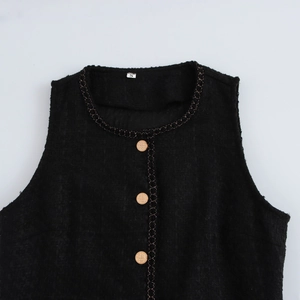 Abito smanicato in tweed nero con finiture a catena dorata e bottoni dorati eleganti