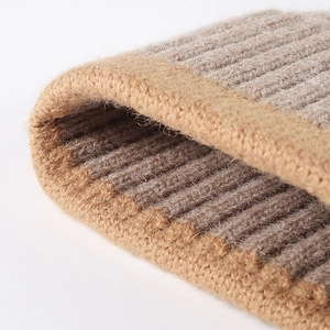 Winterliche gestreifte Strickmütze in Camel und Taupe mit grober Rippstruktur
