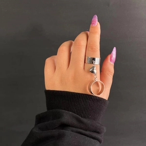 Set de anillos plateados con cadena y corazón con bandas abiertas ajustables chic