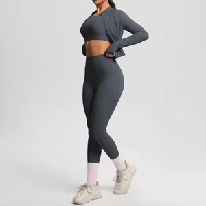 Dreiteiliges Yoga-Set mit grauem Sport-BH, Leggings mit Seitentaschen und Reißverschlussjacke