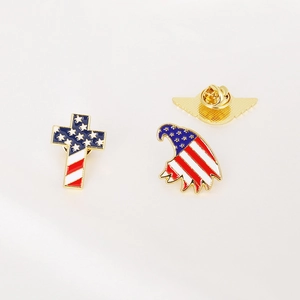 Lot de broches dorées drapeau américain avec formes de croix et d'aigle en émail poli