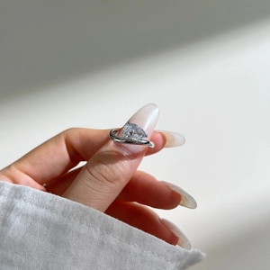 Dettaglio dell'anello in argento S925 con zircone a goccia indossato sulla mano