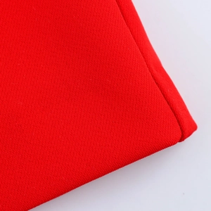Vista macro dettagliata della trama in saia rossa di questo abito estivo alla moda