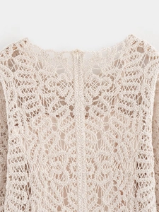 Détail de la fermeture éclair invisible au dos d'un haut en maille crochet beige