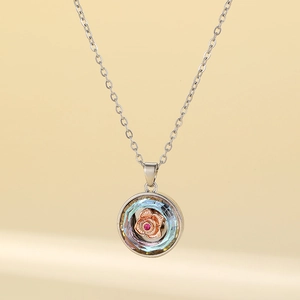 Collier Pendentif Rose en Cristal à la Mode Chaîne en Acier Inoxydable pour Femme Bijoux Floraux Elégants Cadeau