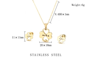 Detail of gold clover necklace and earrings set with mãe engraving and size metrics