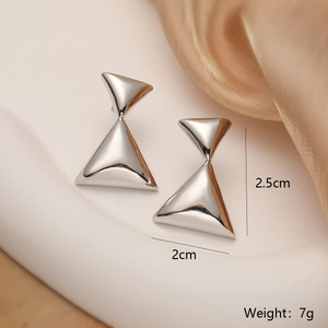 Makro-Detail geometrischer Silberohrringe mit Maßen 2,5 cm x 2 cm und 7 g Gewicht