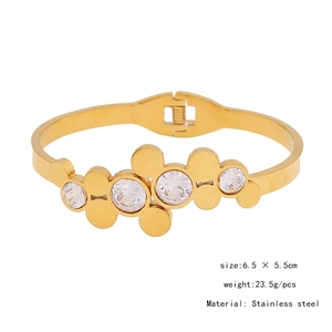 Détail du bracelet en acier inoxydable doré avec anneaux entrelacés et pierres zircon