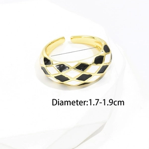Anello regolabile placcato oro 18K con motivi a rombi in smalto bianco e nero