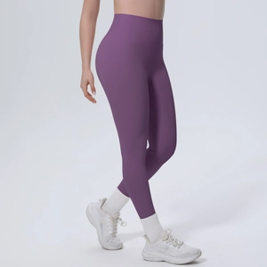 Detail der lila High-Waist Yoga-Leggings mit nahtlosem Strick und Bauchkontrolle