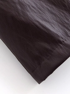 Vue détaillée du cuir de qualité supérieure marron foncé avec grain naturel pour jupe