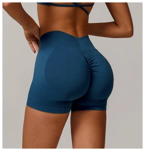 Détail du short de yoga taille haute bleu marine avec effet galbant scrunch butt