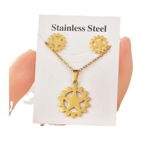 Set di gioielli in titanio con collana a ciondolo a stella e orecchini a lobo abbinati