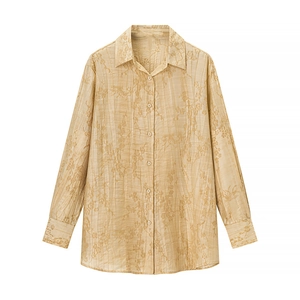 Dettaglio della camicia jacquard albicocca a maniche lunghe in tessuto floreale