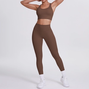 Dettaglio di leggings yoga a vita alta marroni e set reggiseno sportivo finitura opaca