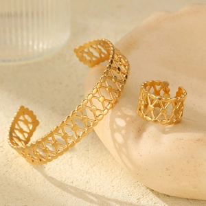 Détail d'un ensemble de bijoux plaqués or 18 carats en acier avec motif de grille géométrique
