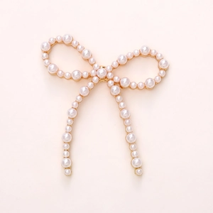 Vue détaillée du nœud élégant en perles blanches avec base en métal doré pour DIY