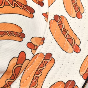 Détail de l'imprimé hot-dog sur le tissu en sergé blanc d'un chapeau bob réversible