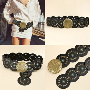 Détails d'une ceinture bohème en cuir avec clous turquoise et boucle en bronze gravée