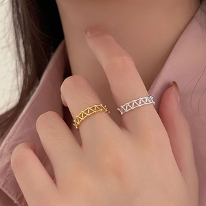 Détail de bagues maillées en argent sterling 925 minimalistes en or et argent