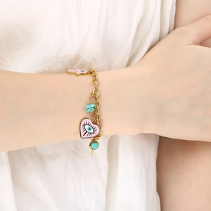 Goldenes Kettenarmband mit rosa Hamsa-Hand, Herzauge und türkisfarbenen Perlen im Detail