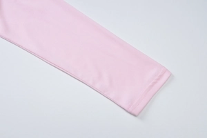 Dettaglio ravvicinato del polsino rosa chiaro con cuciture doppie di alta qualità