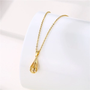 Détail du collier goutte d'eau en or 18k avec pendentif évidé et cristal de zircon blanc