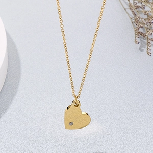Collier minimaliste à pendentif cœur doré avec petit cristal sur chaîne fine