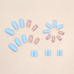 Faux ongles carrés courts bleu ciel avec motifs floraux sur base rose poudré