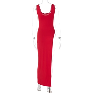 Détail de la robe longue rouge moulante avec une fente latérale haute et un col rond