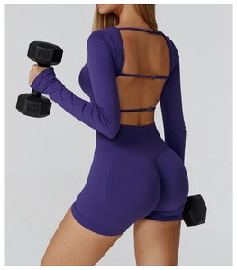Détail de l'ensemble de yoga violet montrant le dos ouvert et la texture du tissu côtelé