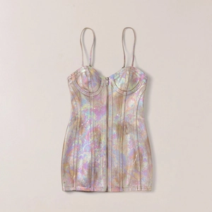 Vue détaillée de la mini robe en jean holographique métallisée avec fermeture éclair frontale
