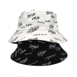 Détail de bobs en coton noir et blanc avec imprimé lettres Thug Life de style street chic