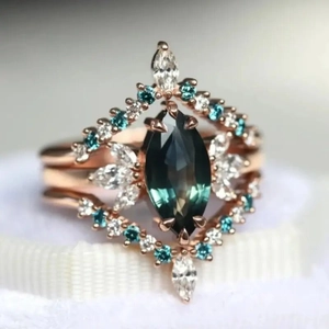 Dreiteiliges Roségold-Kronenring-Set mit smaragdgrünem Marquise-Stein und Saphir-Akzenten
