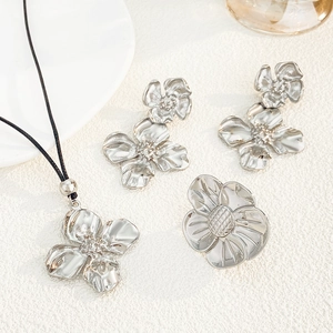 Détails de l'ensemble de bijoux fleurs argentées avec collier et boucles d'oreilles