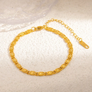 Detailed view of the 18K gold plated S-shape link bracelet with adjustable extender chain