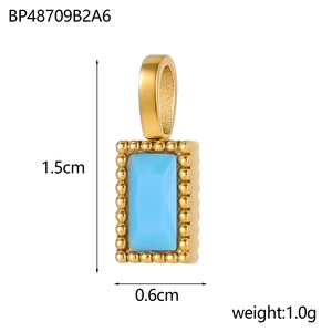 Détail du pendentif rectangulaire doré avec zircon bleu et bordure perlée