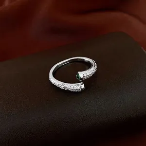 Bague ouverte géométrique avec gemme poire verte et accents en zircons brillants