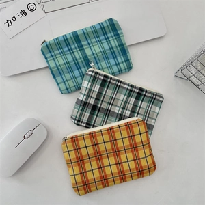 Trois pochettes en toile à carreaux classiques en bleu, vert et orange pour accessoires