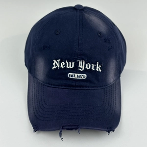 Detail der dunkelblauen Baseballkappe mit New York Stickerei und Distressed-Design