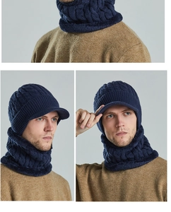 Détail de l'ensemble bonnet et tour de cou en tricot bleu marine avec doublure polaire