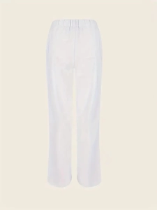 Détail du pantalon blanc à jambes larges avec taille élastique et tissu fluide doux