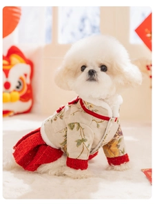 Détail de broderie florale et nœuds rouges sur une robe de fête pour animal