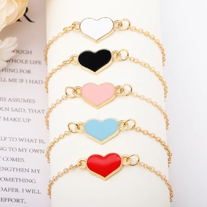 Bracciali regolabili a catena dorata con ciondoli a cuore in cinque colori vivaci