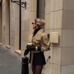 Coupe-vent court chic kaki pour femmes stylisé avec des gants en cuir noir élégants