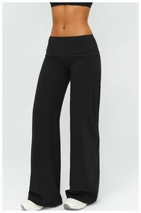 Détail du pantalon de yoga noir à taille haute avec large ceinture et coupe large drapée