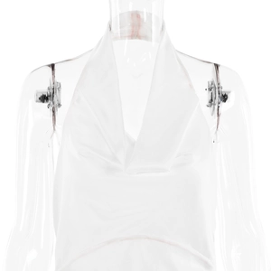 Détail du haut en satin blanc avec col drapé en tissu de soie brillant de haute qualité et dos nu