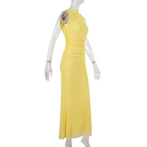 Vue détaillée de la robe longue en tulle jaune avec plis latéraux élégants et drapés