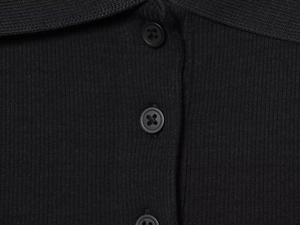 Makroaufnahme der vertikalen Rippenstruktur und der schwarzen Knöpfe an einem Polo-Kleid